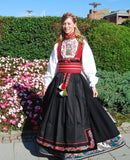 Beltestakken fra Telemark med perler på liv/vest og broderi på forkle